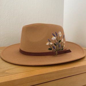 Women’s fedora with embroidered design
